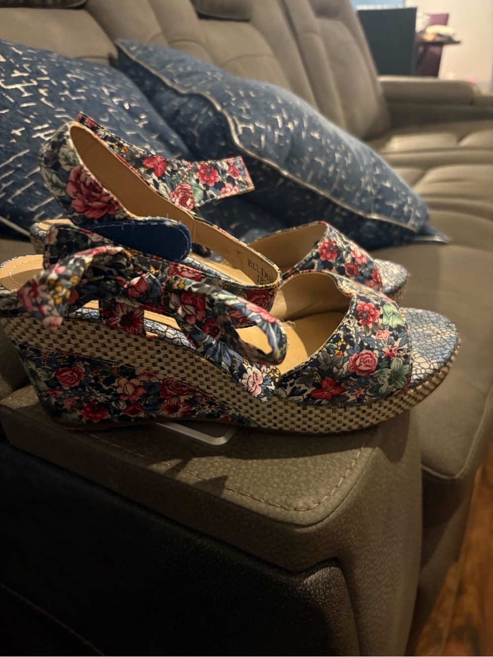 L’Artiste flowered bow wedges. NWOT
